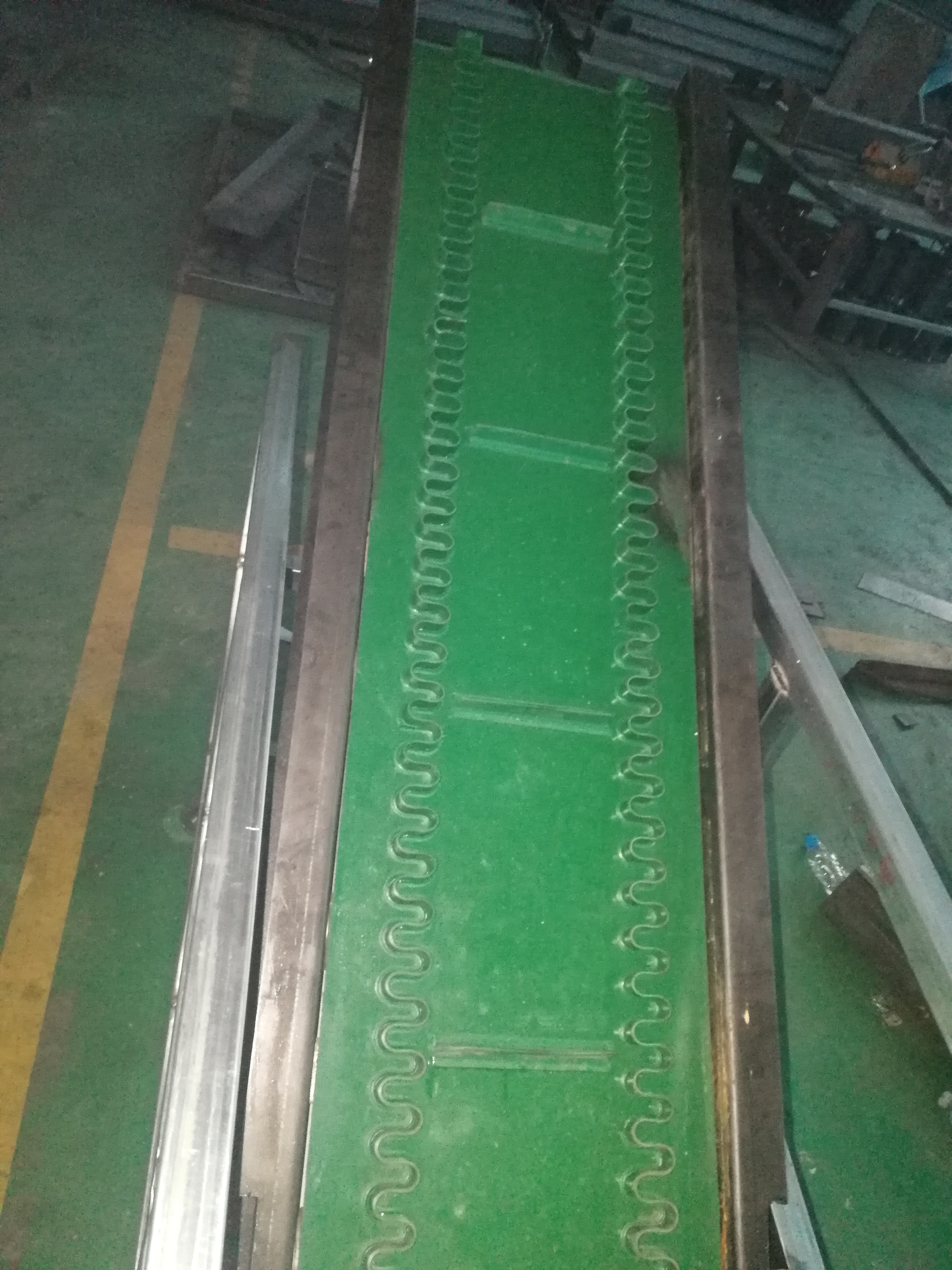 倾角皮带输送机分类有哪几种？它们的工作原理